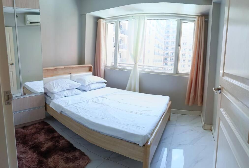 Monarch Parksuites - Balmoral Place Paranaque City Esterno foto
