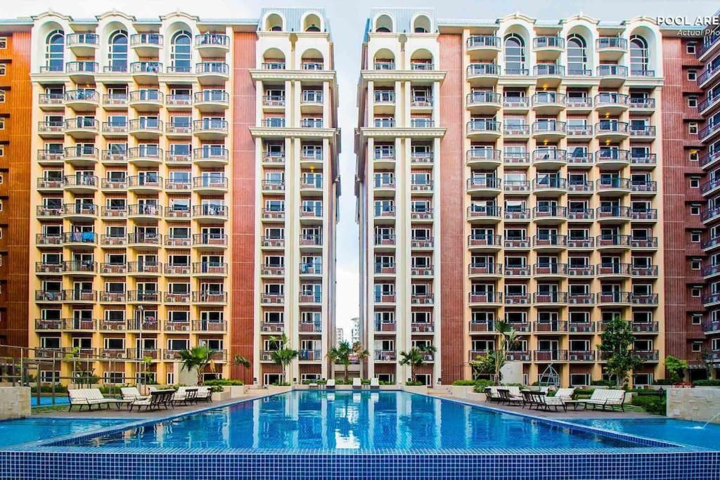Monarch Parksuites - Balmoral Place Paranaque City Esterno foto